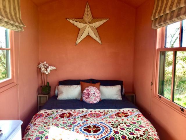 The Oaks Glamping - Magpie Half Shepherds Hut Otel Colkirk Dış mekan fotoğraf